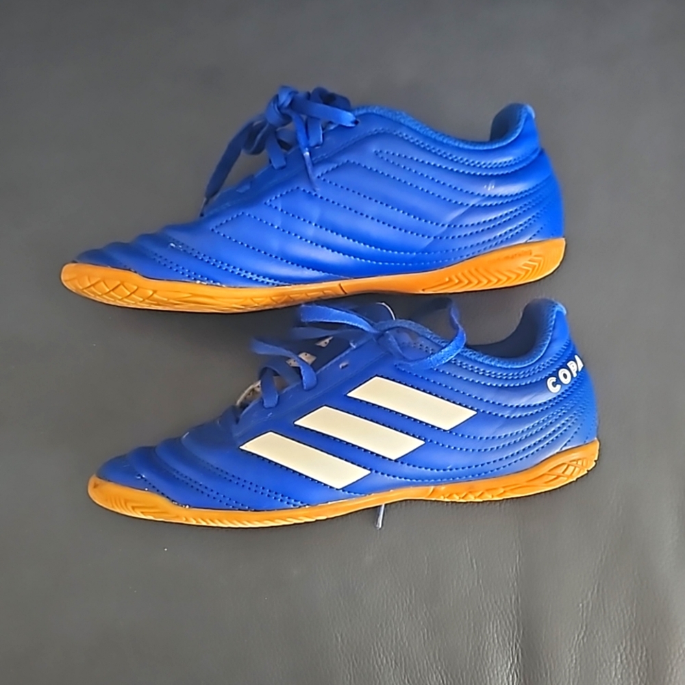 Adidas soccer shoes boys size 3usa